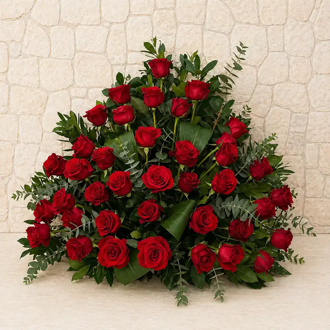 Centro de flores funerario con rosas rojas