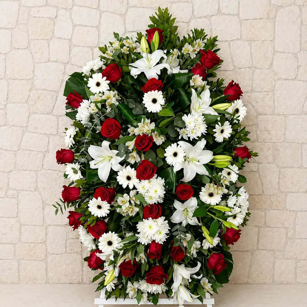 Palma funeraria de flores blancas y rojas
