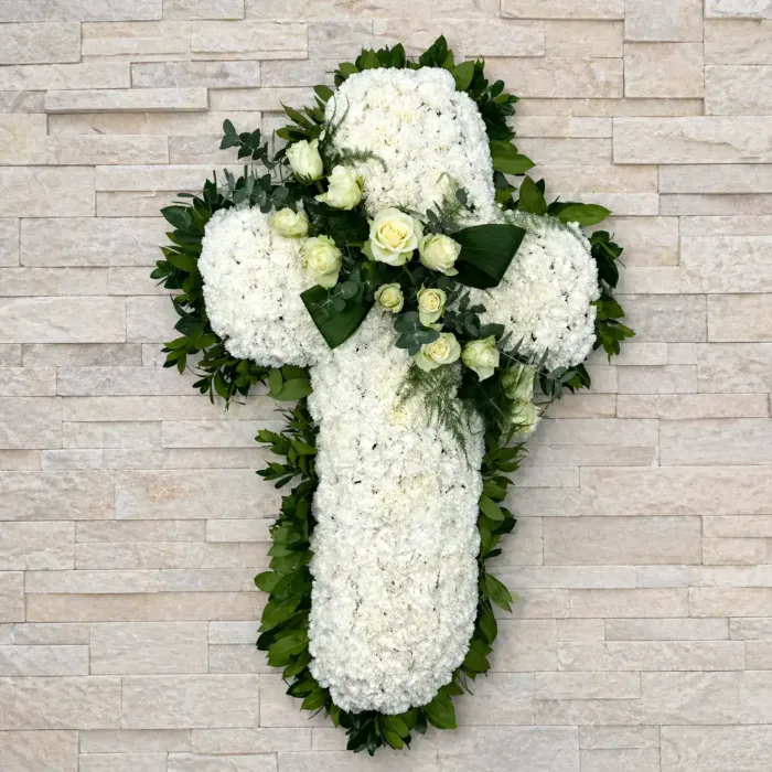 cruz_claveles_blancos_rosas_blancas
